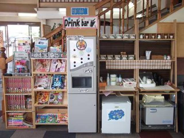 無料ドリンクバー。お子様用ジュースもございます。雑誌等も充実しております。