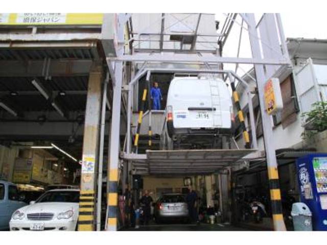 自社２階にて鈑金・塗装も、低価格でお引受できます。他の工場に委託しない分お安く作業できます。