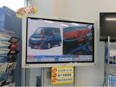 モニターで車両の紹介もしています