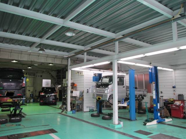 広いＰＩＴで多くのお車を整備してきました。