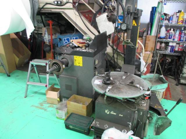 当店のタイヤチェンジャーとバランサーです