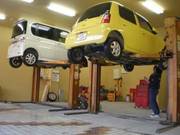 リフト２基完備しておりますのでスピーディな対応が自慢です。オイル交換だけでも承りますのでお気軽に！