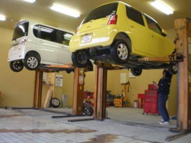 リフト２基完備しておりますのでスピーディな対応が自慢です。オイル交換だけでも承りますのでお気軽に！