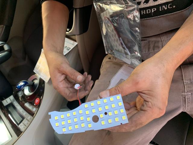 トヨタ プリウス S ブロンズ 在庫車 入庫 納車 LED ルームライト ドリンクホルダー 交換 取付 カスタム LEDライト 千葉県 柏市 HDP