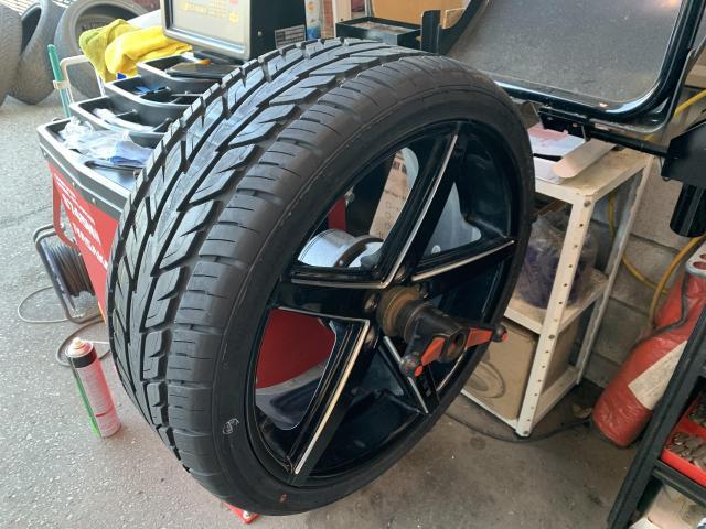 クライスラー　300C　タイヤ交換