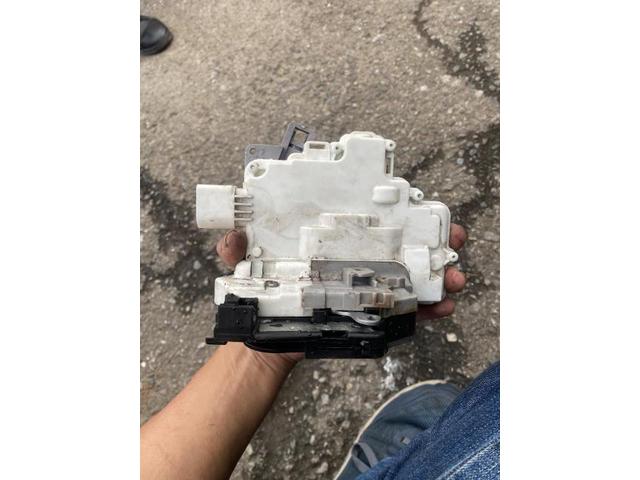 アウディ TTクーペ 内装品取付 ドアロック ドアロックアクチュエーター 交換 お持ち込み 持ち込み大歓迎