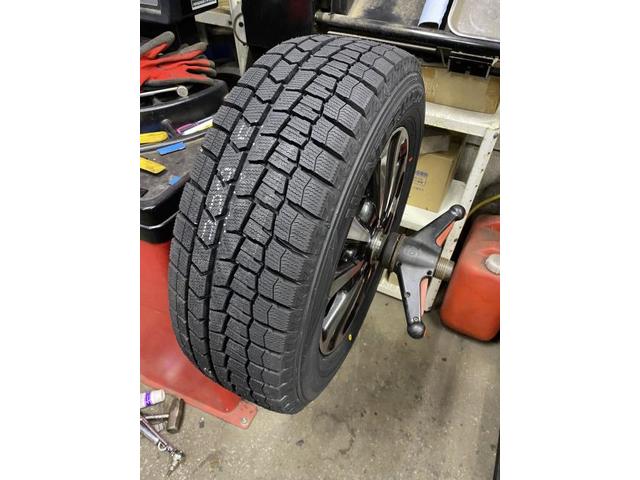 トヨタ　エスクァイア　ご成約・納車　タイヤ交換　スタッドレスタイヤ　中古車販売　販売　注文販売