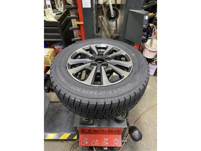 トヨタ　エスクァイア　ご成約・納車　タイヤ交換　スタッドレスタイヤ　中古車販売　販売　注文販売