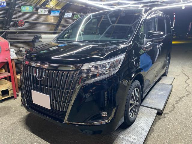 トヨタ　エスクァイア　ご成約・納車　タイヤ交換　スタッドレスタイヤ　中古車販売　販売　注文販売