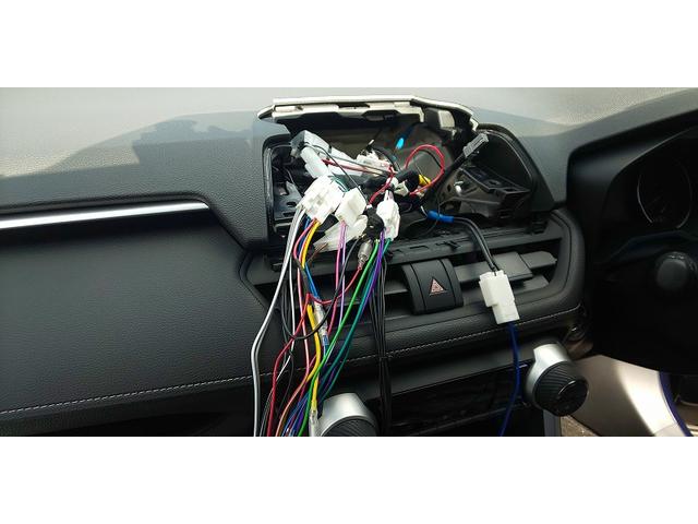 ＲＡＶ４にナビゲーション　ステアリングリモコン＆バックカメラ電動　作業いたしました