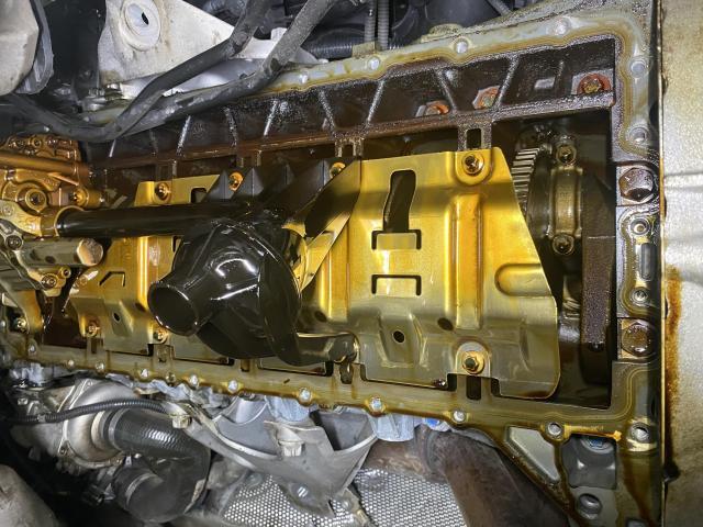 BMW　525i  E60　オイル漏れ修理　ヘッドカバーガスケット　オイルパンガスケット交換　ファンベルト交換　修理　八千代市