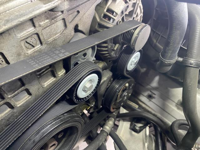 BMW 320i E91  オイルパンガスケット交換 エンジンマウント交換 ミッションマウント交換　ベルトテンショナー ガイドローラー  オイル漏れ修理 メンテナンス　修理　整備　八千代市