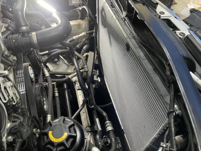 BMW 320i E91  ラジエーター交換 ウォーターポンプ交換 パワステポンプ交換 サーモスタット交換 クーラントホース交換 ドライブベルト交換 整備 修理 八千代市