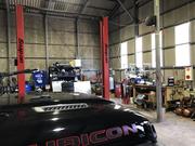 工場内はこんな感じ。タイヤチェンジャー、リフトなど設備も充実してます。