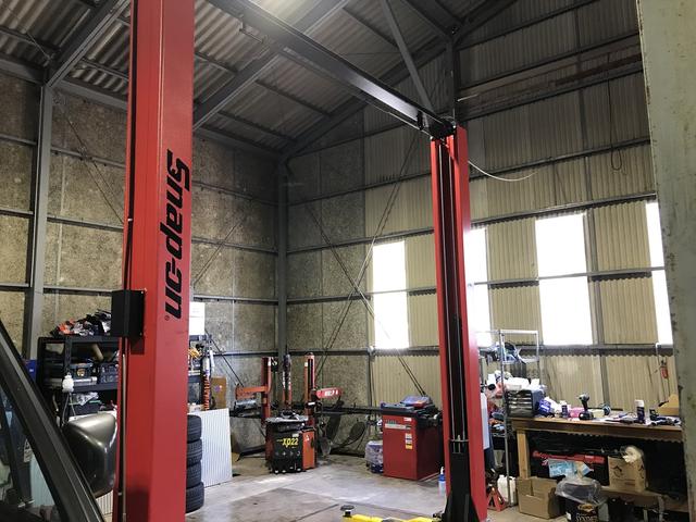 リフト完備！タイヤ交換時はこのリフトを使用します。