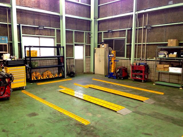 大きな事故等で歪んだフレームを修正致します。弊社では熟練の作業員がしっかり測定・修正致します。