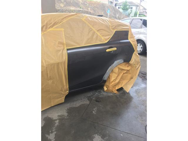 トヨタ アクア ロッカーパネル　ドア 板金塗装　修理　事故　平塚市　¥70000