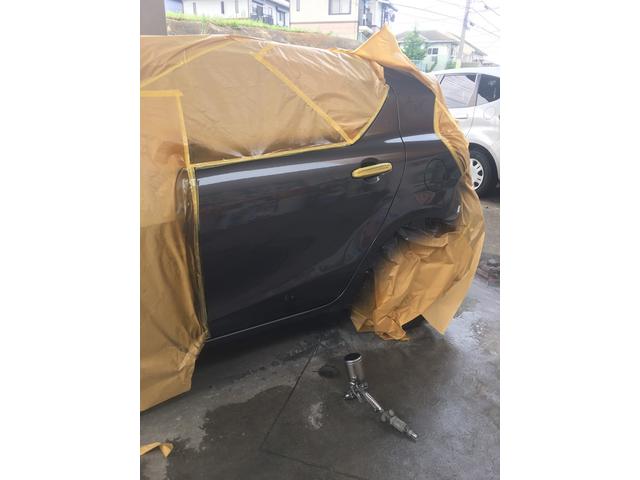 トヨタ アクア ロッカーパネル　ドア 板金塗装　修理　事故　平塚市　¥70000
