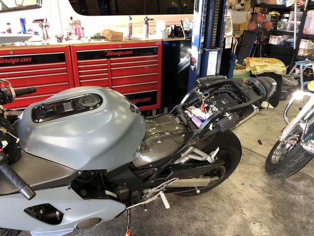 カワサキ ZX-12R オールペイント準備|グーネットピット カワサキ ZX-12R オールペイント準備|グーネットピット
