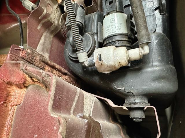 メルセデスベンツ W205 C180 燃料漏れ ウィンドウウォッシャー液漏れ修理 東京都町田市