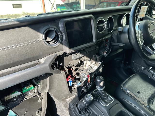 ジープ JL ラングラー アンリミテッド サハラ 前後ドライブレコーダー取り付け