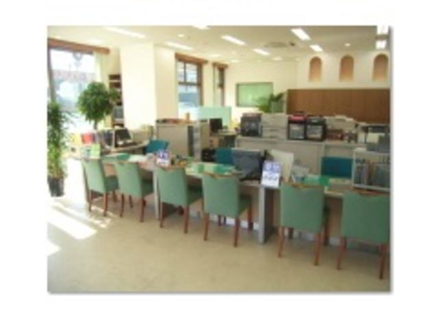 店内、ご商談スペースを多く確保させていただいております。ゆっくりと、ご検討いただけます。