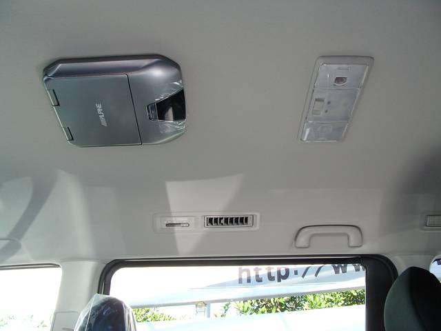 リヤモニターの設定が無いハリヤーでも、取付けステーを加工してご覧の通り綺麗につきました。