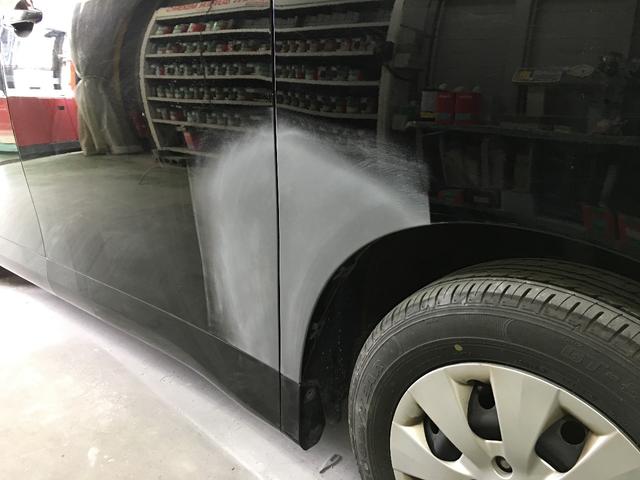 ヴォクシーの右側面の鈑金塗装をしました。