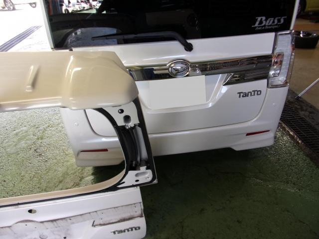 タントの鈑金塗装をさせて頂きました。