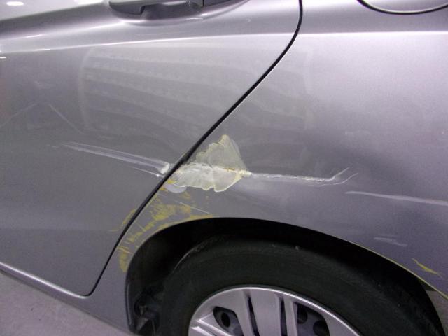 フィットの鈑金塗装をさせて頂きました。
