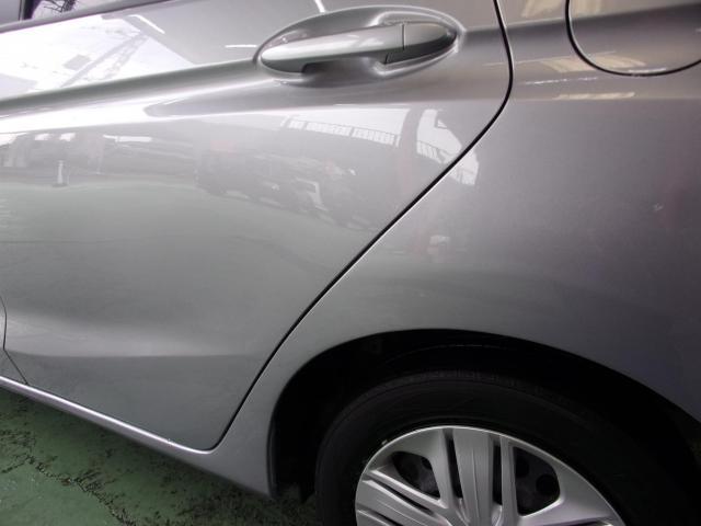 フィットの鈑金塗装をさせて頂きました。
