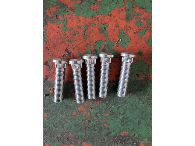 ホンダ　シビックタイプR リアハブボルト交換