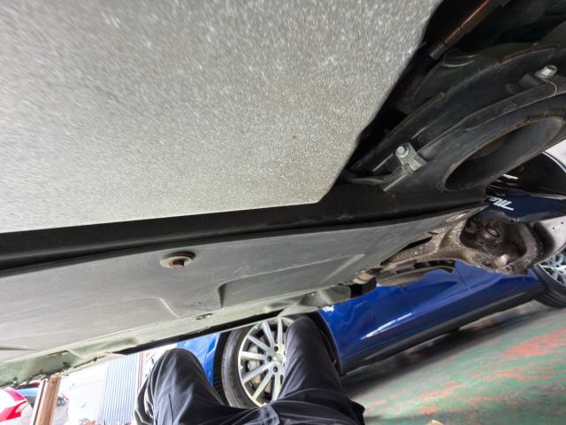 マセラティ　クアトロポルテ　オイル交換 ダンパー交換