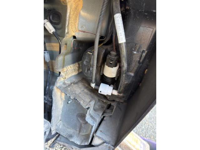 メルセデス・ベンツ E220d ウォッシャータンク修理