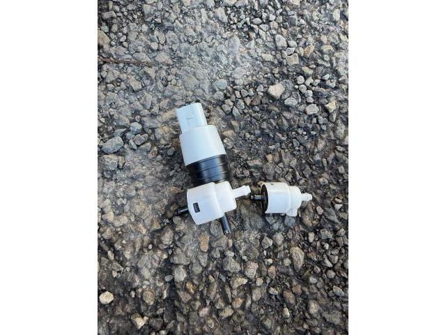 メルセデス・ベンツ E220d ウォッシャータンク修理