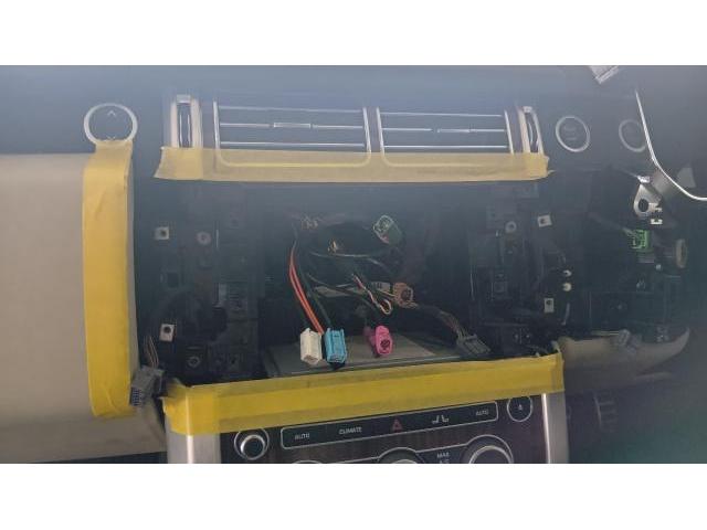 ランドローバー　レンジローバーヴォーグ　大画面ディスプレイオーディオ取り付け