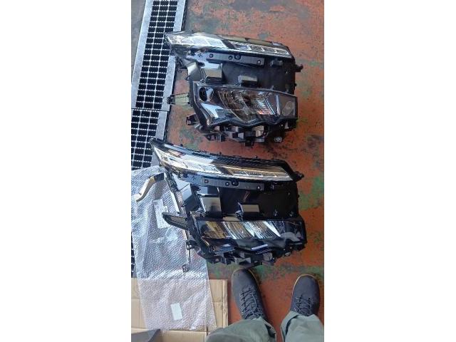 トヨタ　ヴォクシー　ヘッドライト、バンパーモール交換