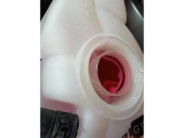 アウディ　Ａ８　ウォッシャータンク交換