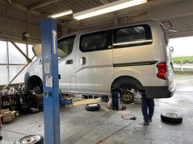 袋井市で三菱デリカの車検なら！スピード車検・ディーラー車検の違いも解説｜江塚自動車商会