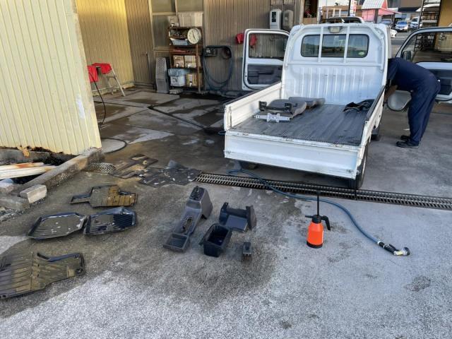 軽トラックの内装徹底洗車｜シートを外して清掃・査定への影響【袋井市 江塚自動車商会】