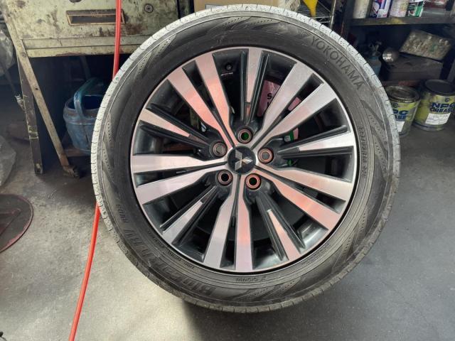 袋井市で三菱アウトランダーのタイヤ交換なら江塚自動車商会｜安くて安心のタイヤ交換