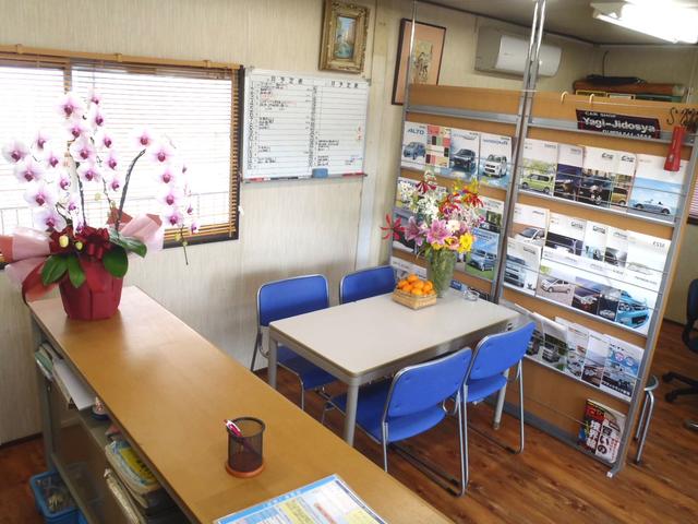 キレイなショールームも完備しております。新車カタログなどもご用意しております。