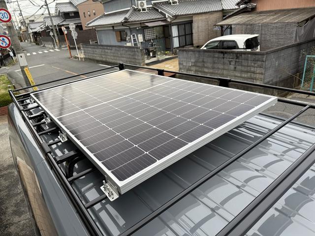 ポタ電充電用の大型ソーラーパネル。万が一の際も車があれば電気とスペースは確保できます。