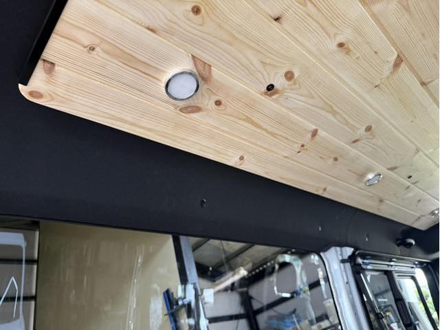 トヨタ ハイエース ダークプライム2 天井板張り 間接照明 ダウンライト サイドバー 取り付け 取付 持ち込み キャンピングカー バンライフ仕様 奈良・大阪・和歌山・兵庫・京都・滋賀・関西でキャンピングカー仕様 部品取付ならオーダーメイド中