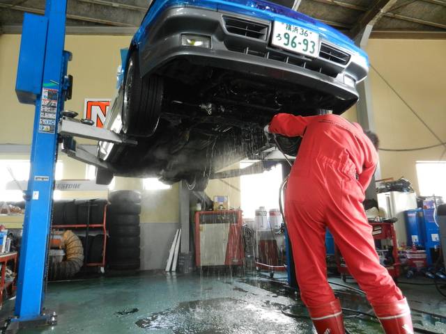 弊社では下廻りのスチーム洗浄から始まります