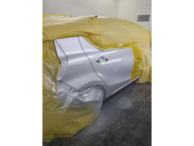 トヨタ　アクア　リアフェンダー　鈑金塗装　修理　代車無料　