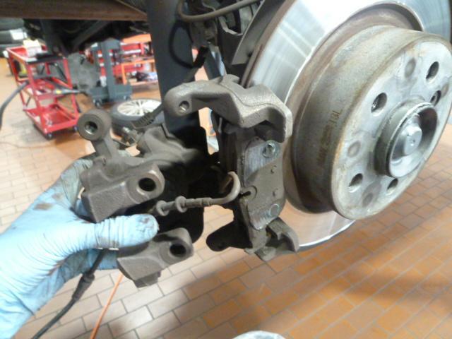 BMW 218d|ブレーキ警告灯の点灯でリアブレーキパッド交換【徳島 プレミアムカーセンター】徳島 香川 淡路島