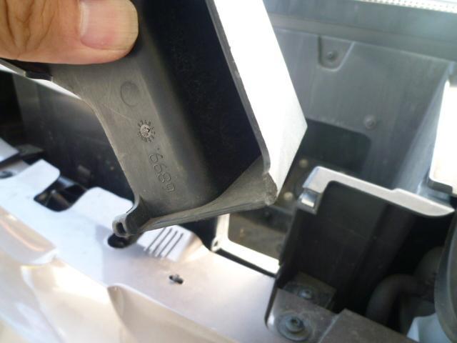 BMW i3｜充電器カバーの割れ修理　安心の純正部品にて交換【徳島 プレミアムカーセンター】徳島 香川 淡路島