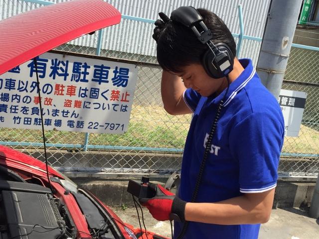 足廻りやエンジンなどに特殊な聴診器を装着し走行することで異音箇所を探していきます。