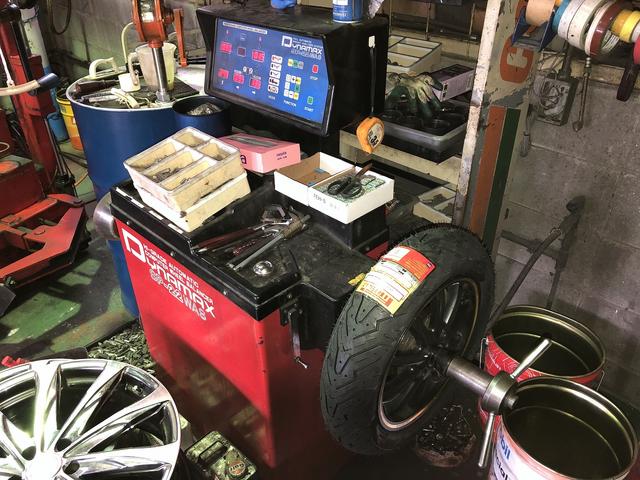 滋賀　３輪バイク「ジレラ フォコ 500ie」のフロントタイヤ交換